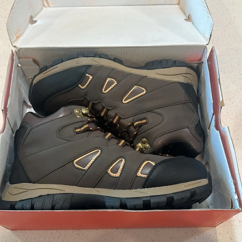 NIB- MENS Deer Stags Brown Outdoor HIKING Boots- MAKE ME AN OFFER.